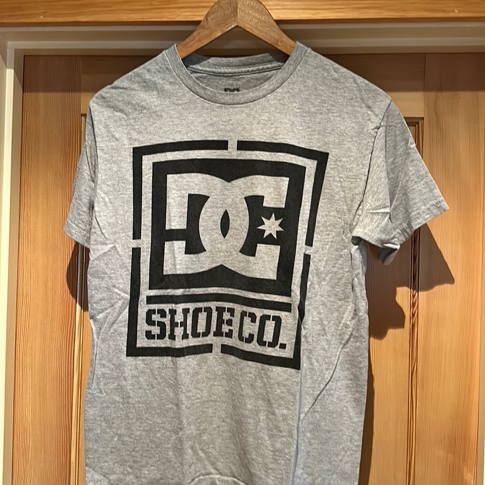 DC Men’s Medium Gray T-Shirt